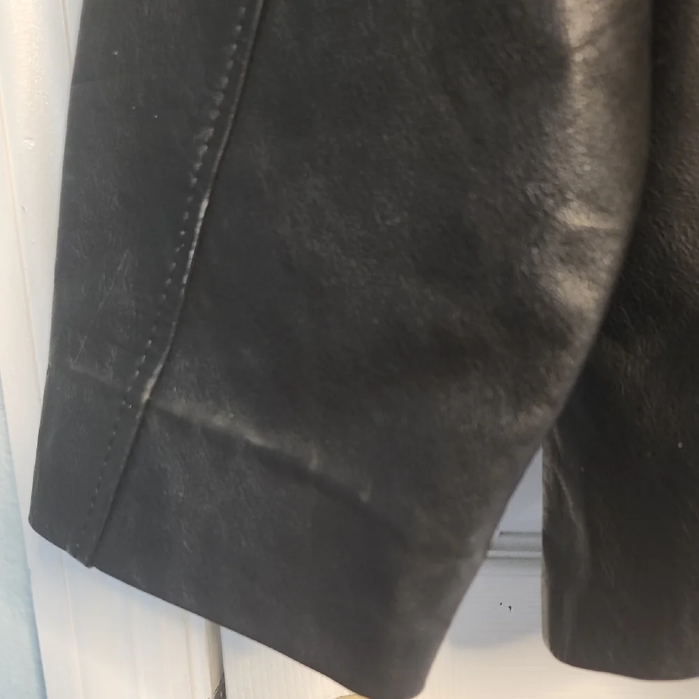 Men's Sleek Black Leather Jacket - Picture 9 of 13